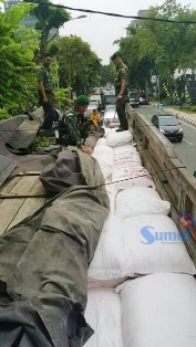 TNI AD saat melakukan pemeriksaan truk bermuatan 20 ton pupuk subsidi.
