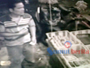 Pelaku pencurian saat terekam CCTV.