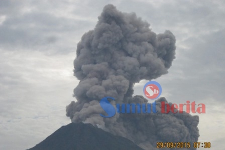 Gunung Sinabung erupsi dan luncurkan awan panas, Selasa (29/9/15) pagi. SUMBER/baron purba