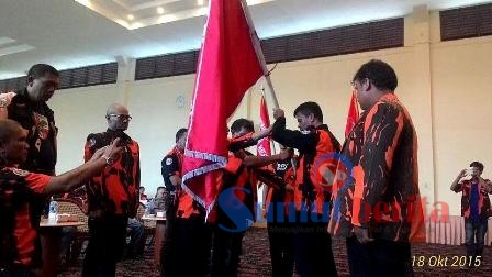 Penyerahan pataka oleh Ketua MPC PP Karo, Darma Ginting kepada Ketua PAC PP Dolat Rayat, Raja Junjungan Karo Sekali. SUMBER/pardi simalango