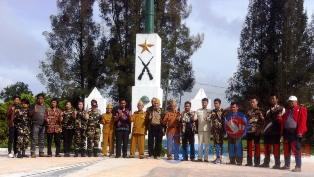 Heben Heser Ginting saat berfoto bersama LVRI dan rombongan ziarah tabur bunga.