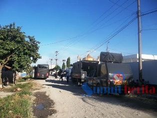 Perang Batu Warnai Pendirian Plank Dua Kubu