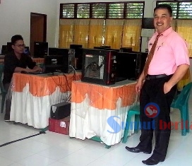 Kepala SMP Negeri 3 Kisaran, Malanton Lahade Hasibuan SPd Msi saat memastikan kesiapan sekolahnya untuk pelaksanaan UKG.