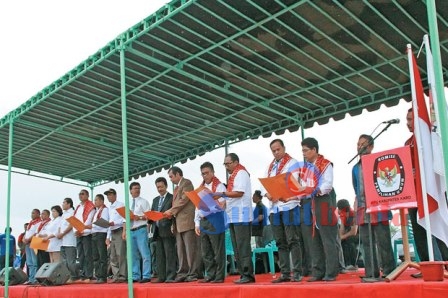 Tujuh paslon Bupati dan Wakil Bupati Karo saat membaca ikrar Pilkada Damai di Stadion Samura beberapa waktu lalu. SUMBER/dok