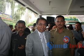 Kepala Dinas Perhubungan Kab. Karo, Drs. Lesta Karo-Karo MM (kanan) saat bersama mantan Bupati Karo, DR (HC) Kena Ukur Karo Jambi Surbakti, beberapa waktu lalu. SUMBER/dok
