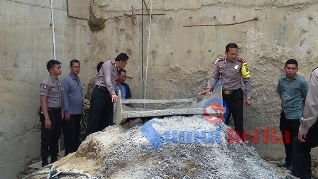 Kapolres Karo, AKBP Viktor Togi Tambunan SIk bersama personil saat melakukan olah TKP. SUMBER/pardi simalango