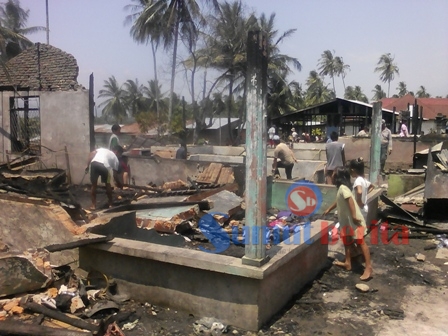 Enam unit rumah yang hangus terbakar di Desa Tanjung Pamah. SUMBER/pardi simalango