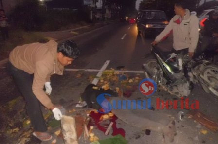 Jasad korban tampak di lokasi kejadian saat petugas melakukan olah Tempat Kejadian Perkara (TKP). SUMBER/pardi simalango