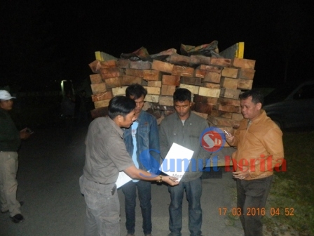 Dan BKI Kodam I/BB Kapten (Inf) Abner Sihombing menyerahkan supir dan barang bukti kepada Kasat Reskrim Polres Karo AKP Martua Manik SH MH di Makodim 0205/TK. SUMBER/pardi simalango