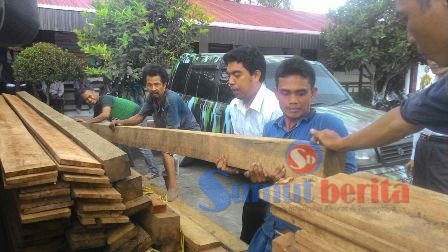 Barang bukti tambahan berupa kayu jadi seberat 4 ton dibawa ke Polres Karo usai diamankan dari areal hutan lindung Desa Kutarayat. SUMBER/pardi simalango