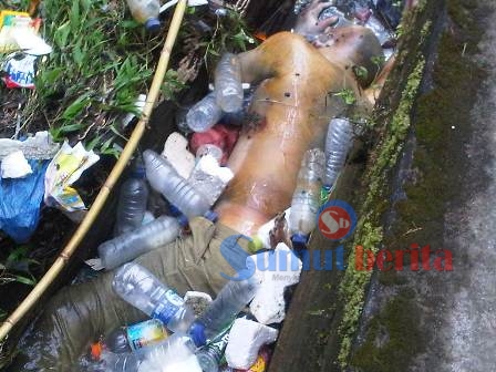 Kondisi jasad korban saat ditemukan warga di lokasi kejadian. SUMBER/pardi simalango