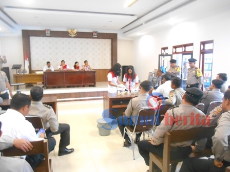 99 orang personil Polres Karo saat dilakukan test urine di ruang Purpur Sage, Senin (28/03/2016). SUMBER/pardi simalango