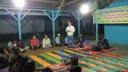 Dekan Fakultas Pertanian Universitas Quality, Ir. Rafael Remit Winardi MP memberikan Penyuluhan dan Konsultasi Budidaya Tanaman Tomat dan Cabai kepada Kelompok Tani Juma Serningen di Jambur Desa Lepar Samura, Kecamatan Tiga Panah, Jumat (18/03/2016) kemarin. SUMBER/pardi simalango