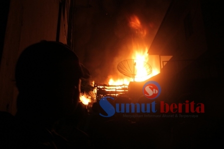 Kerumunan warga menyaksikan kobaran api yang membakar 9 unit rumah warga di Kelurahan Kampung Dalam Kabanjahe. SUMBER/pardi simalango