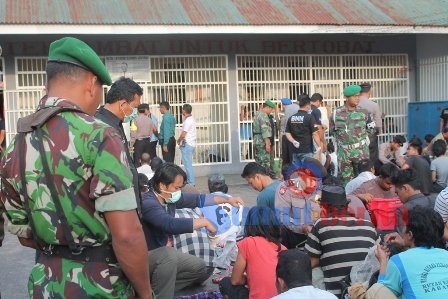 Petugas gabungan saat menggeledah para tahanan saat digelar razia di Rutan Kabanjahe. SUMBER/pardi simalango