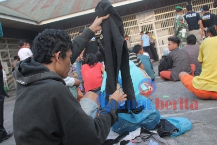 Seorang warga binaan di Rutan Kabanjahe tampak membereskan barang-barang miliknya usai dilakukan pemeriksaan oleh aparat gabungan disela-sela digelarnya razia. SUMBER/pardi simalango