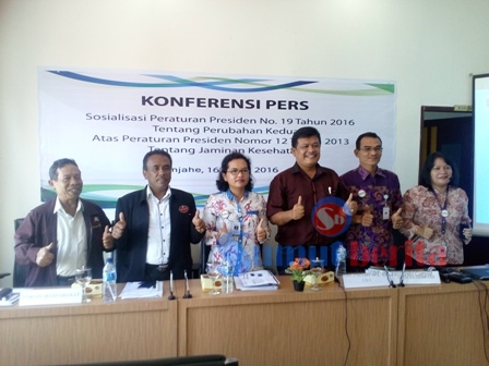 Pihak BPJS Kesehatan Kabanjahe berfoto bersama usai mensosialisasikan kenaikan iuran peserta BPJS Kesehatan. SUMBER/Ist