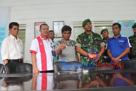 Kepala BNNK Karo, Drs. Adlin Muchtar Tambunan didampingi Dandim 0205/TK Letkol (Inf) Agustatius Sitepu dan Kasat Narkoba Polres Karo AKP Binsar Pasaribu bersama tersangka. SUMBER/pardi simalango