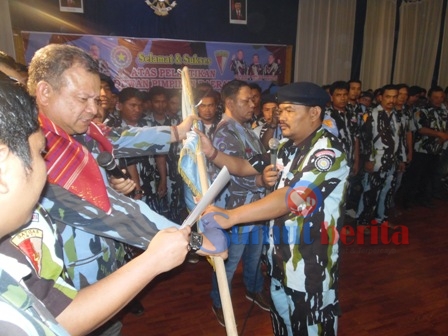 Ketua DPD Satgas Inti Maha Sakti Karya IPK Sumut, Edwin Ginting menyerahkan pataka kepada Ketua DPD Satgas Inti Maha Sakti Karya IPK Karo, Apner Celle Kembaren. SUMBER/pardi simalango