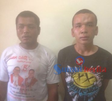 Alexander Bangun (kiri) dan Maruba Situmorang (kanan) saat berada di ruang Unit PPA Polres Karo, Senin (28/03/2016). SUMBER/pardi simalango