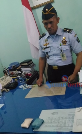 Kepala Rutan Kabanjahe, Kriston Napitupulu saat memaparkan temuan dua paket besar sabu. SUMBER/pardi simalango