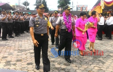 Kapoldasu Irjen Pol Drs. Raden Budi Winarso didampingi Ny. Nining Budi Winarso bersama Kapolres Karo AKBP Viktor Togi Tambunan, memasuki Mapolres Karo saat melaksanakan kunker. SUMBER/pardi simalango