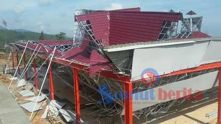 Proyek pengerjaan konstruksi pembangunan jambur Desa Suka Meriah yang ambruk di kawasan relokasi Siosar, Kecamatan Merek, Rabu (6/4) lalu. SUMBER/pardi simalango