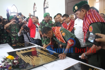 Panglima TNI Jenderal Gatot Nurmantyo saat menandatangani prasasti peresmian Gereja Oikumene Bahtera Kasih. SUMBER/pardi simalango