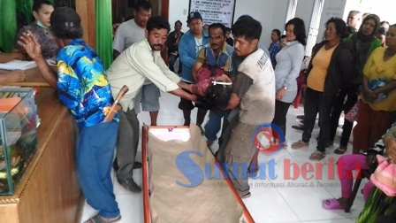 Jasad Rumani br Sembiring saat hendak dibawa pihak keluarga kedesanya. SUMBER/pardi simalango