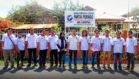 Jajaran Pengurus DPD Partai Perindo Kabupaten Karo saat melakukan kunjungan ke DPC Partai Perindo Kecamatan Berastagi, Minggu (03/04/2016). SUMBER/pardi simalango