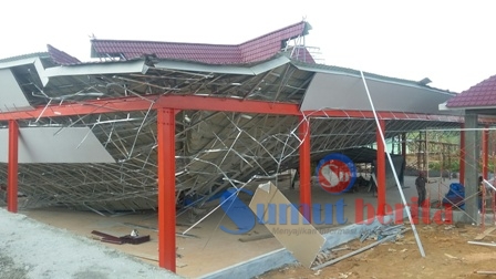 Proyek pengerjaan konstruksi pembangunan jambur Desa Suka Meriah yang ambruk di kawasan relokasi Siosar, Kecamatan Merek, Rabu (06/04/2016) lalu. SUMBER/pardi simalango