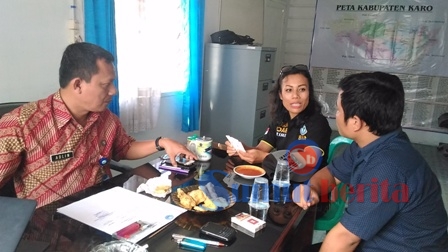 Kepala BNNK Karo, Drs. Adlin Mukhtar Tambunan didampingi staff saat berbincang-bincang bersama wartawan SUMUTBERITA di ruang kerjanya. SUMBER/pardi simalango