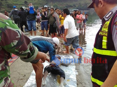Jasad korban usai dievakuasi dari Danau Toba. SUMBER/pardi simalango