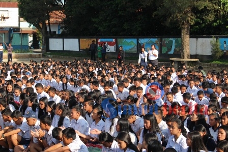 Pelajar SMP Negeri 1 Kabanjahe tekun dan khusyuk berdoa bersama di halaman sekolah. SUMBER/pardi simalango