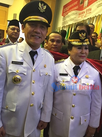 Bupati Karo Terkelin Brahmana SH dan Wakil Bupati Karo Cory Sebayang ,usai dilantik di gedung Kemendagri Jakarta Pusat, (22/04/2016). SUMBER/Ist