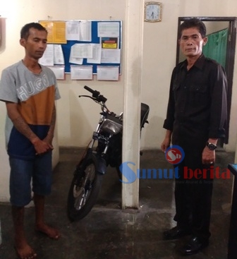 Kasat Narkoba Polres Karo AKP Binsar Pasaribu (kanan) bersama tersangka dan septornya di ruang Sat Narkoba. SUMBER/pardi simalango