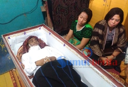 Jasad korban saat disemayamkan di rumah duka di Desa Rumah Kabanjahe, Senin (18/04/2016). SUMBER/pardi simalango