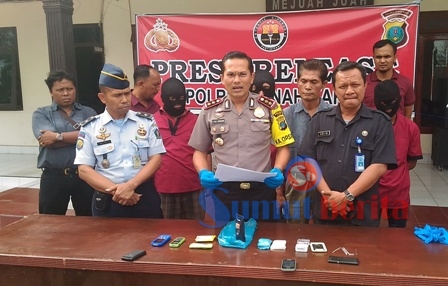 Kapolres Karo AKBP Victor Togi Tambunan didampingi Kepala Rutan Kabanjahe Kriston Napitupulu dan Kepala BNNK Karo Drs. Adlin Mukhtar Tambunan saat memaparkan ketiga tersangka terkait temuan sabu di Rutan Kabanjahe, Selasa (19/4) lalu. SUMBER/pardi simalango