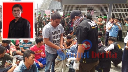Petugas BNNK Karo saat menggeledah para tahanan di Rutan Kabanjahe. Insert : Kasat Narkoba Polres Karo AKP Binsar Pasaribu. SUMBER/pardi simalango