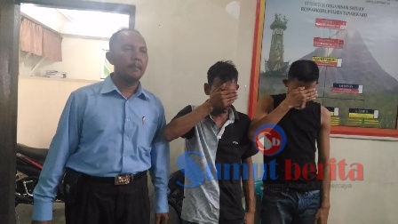 Kedua pelaku saat berada di ruang Sat Narkoba Polres Karo. SUMBER/pardi simalango