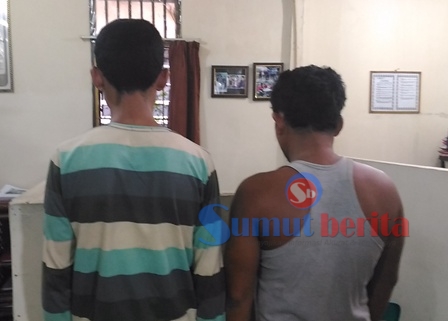 Kedua tersangka di ruang Sat Narkoba Polres Karo. SUMBER/pardi simalango