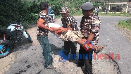 Korban saat dibantu oleh warga di lokasi kejadian. SUMBER/moral sitepu
