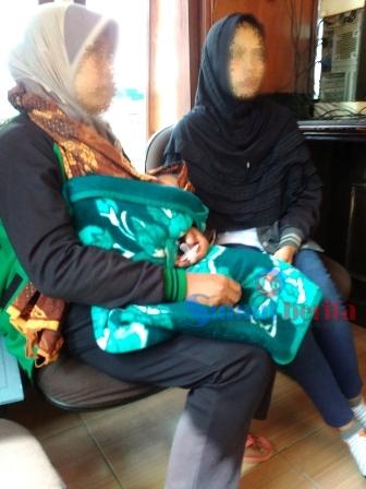 YR (kanan) didampingi ibu kandungnya (kiri) saat membuat laporan pengaduan ke Mapolres Karo. SUMBER/pardi simalango