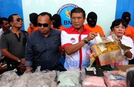 Kepala BNNP Sumut Brigjend Pol Andi Loedianto, saat memaparkan barang bukti terkait penggagalan pengiriman 1 Kg sabu dan 32 ribu pil ekstasi tujuan Medan – Palembang, beberapa waktu lalu. SUMBER/int