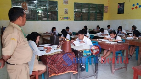 Pelajar pengungsi Sinabung asal SMA Negeri 1 Simpang Empat saat mengikuti UN di SMA Negeri 2 Kabanjahe. SUMBER/pardi simalango