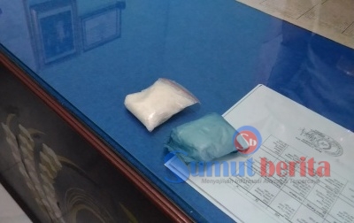 Dua paket besar sabu diperkirakan seberat 80 gram yang ditemukan di dalam kamar mandi tahanan di blok C1 Letjen Jamin Ginting, Rumah Tahanan (Rutan) Klas II-B Kabanjahe. SUMBER/pardi simalango