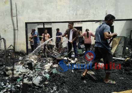 Dua unit rumah semi permanen yang terbakar di Desa Sukanalu. SUMBER/pardi simalango