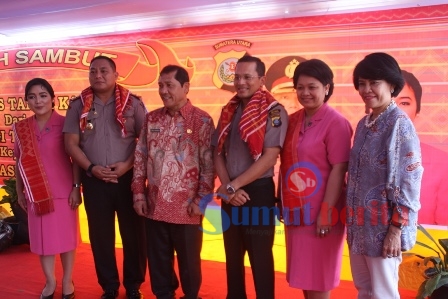 Bupati Karo Terkelin Brahmana SH berfoto bersama AKBP Victor Togi Tambunan dan Kapolres Karo AKBP Pangasian Sitio (kedua kiri) saat menggelar pisah sambut di Mapolres Karo. SUMBER/pardi simalango