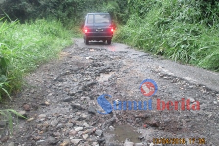 Kondisi jalur evakuasi yang menghubungkan Desa Batu Karang dan Desa Singgamanik rusak berat. SUMBER/pardi simalango