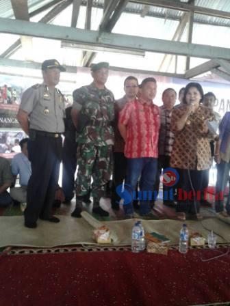 Wabup Karo Cory S Sebayang didampingi Asisten II Kamperas Terkelin Purba, Kepala Dinas Pertanian dan Perkebunan Munarta Ginting, Kepala Bapeluh Sarjana Purba saat memberikan pengarahan. SUMBER/dok